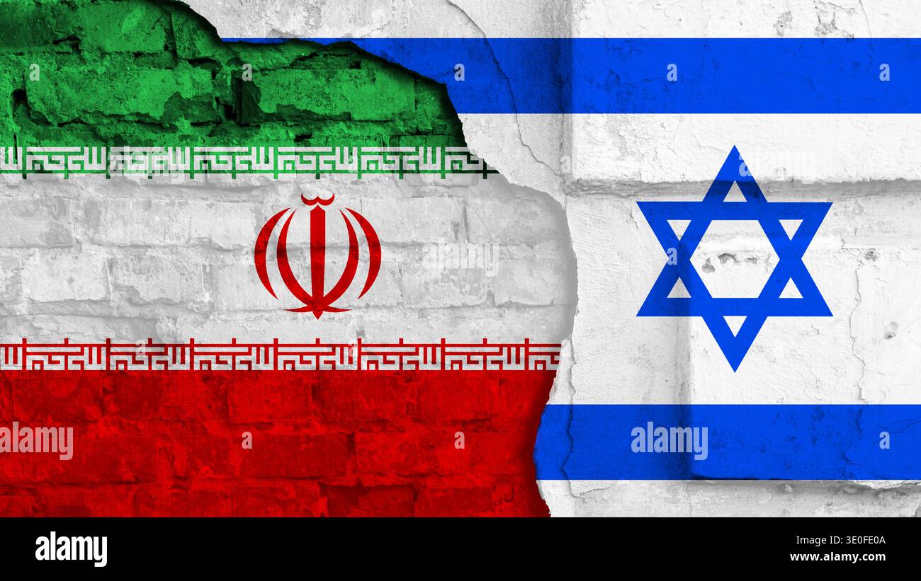 Struttura muraria distrutta in colori iraniani e israeliani come sfondo. Conflitto militare tra Israele e Iran. Foto Stock