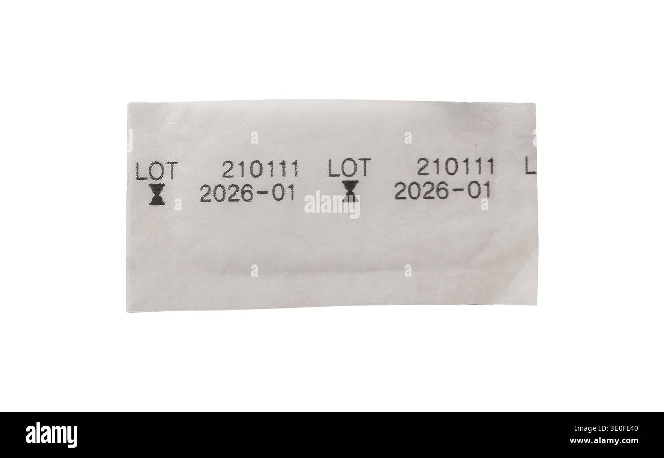 Frammento di etichetta in carta con numero di lotto e data di scadenza stampati, identificazione del lotto. elemento di imballaggio, inventario e logistica, isolato su bianco Foto Stock