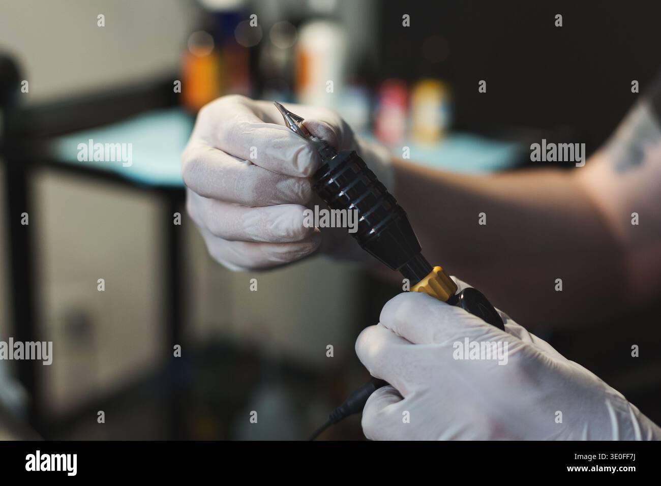 Tatuatore preparazione strumenti per la procedura di disegno Foto Stock