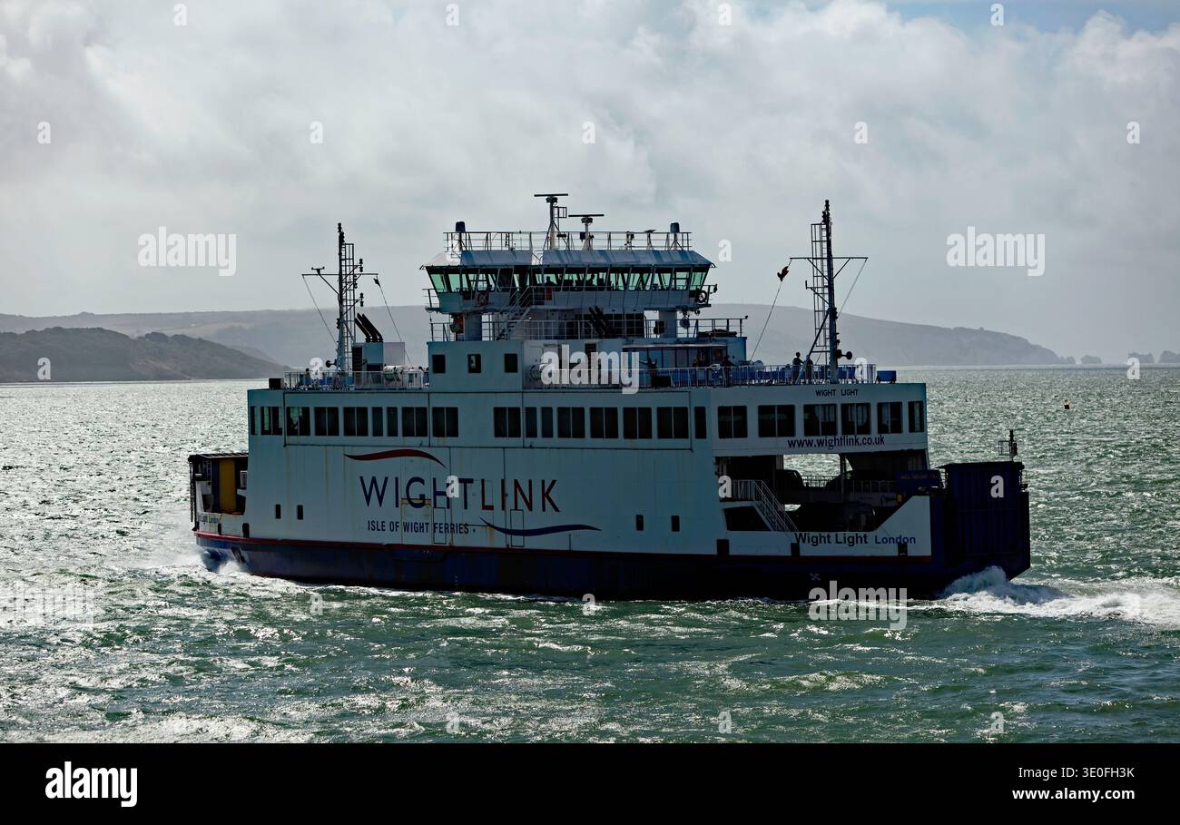 Whitelink Car Ferry, White Light, viaggiando da Lymington verso il terminal dei traghetti di Yarmouth. Gli aghi possono essere visti all'orizzonte, in alto a destra. Foto Stock