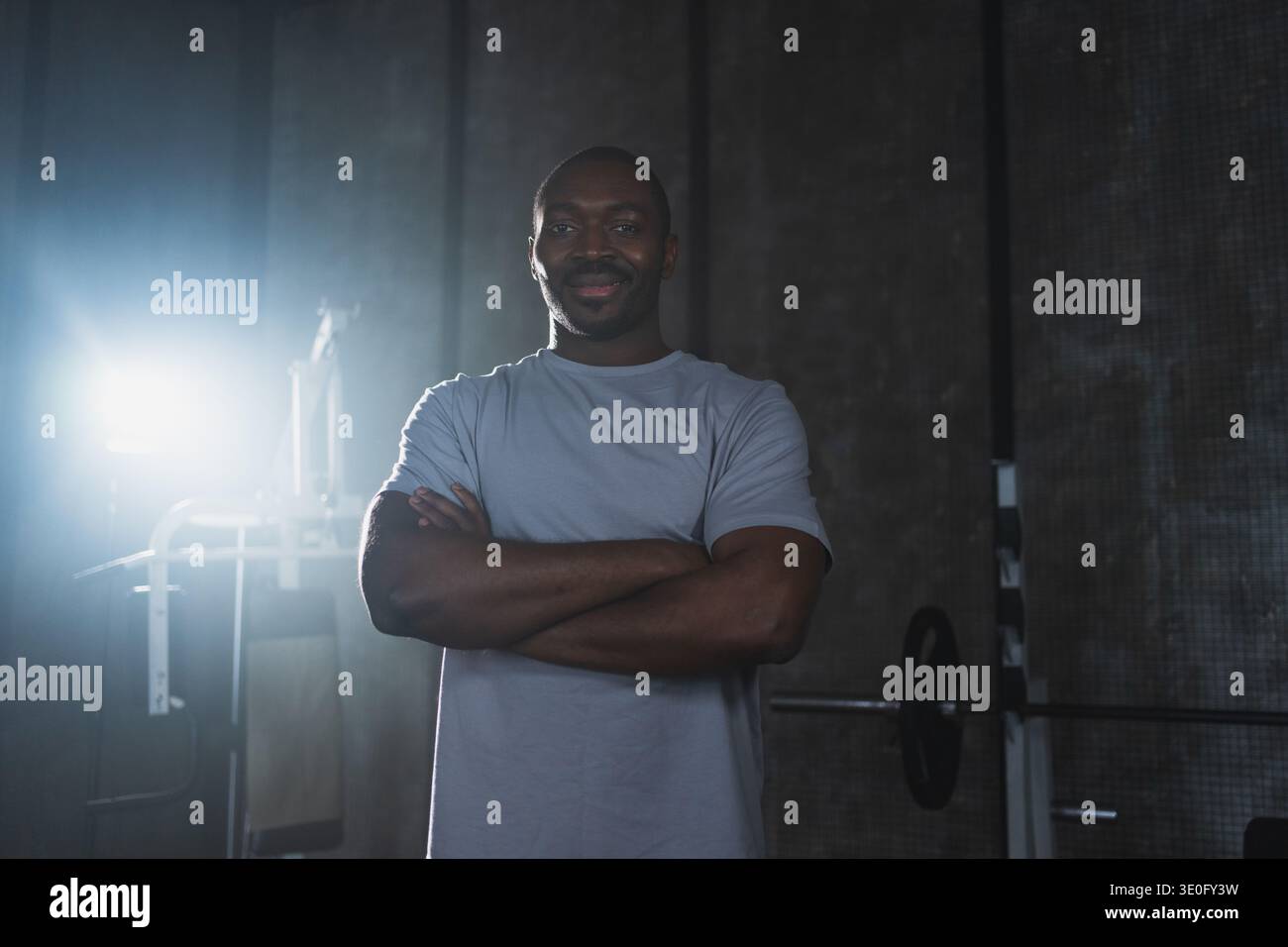 Allenamento fitness in palestra. Ritratto dell'uomo afroamericano in piedi in palestra con motivazione salute energia pronto per l'allenamento. Allenatore di atletica, personal trainer, proprietario di un club fitness. Stile di vita sano Foto Stock