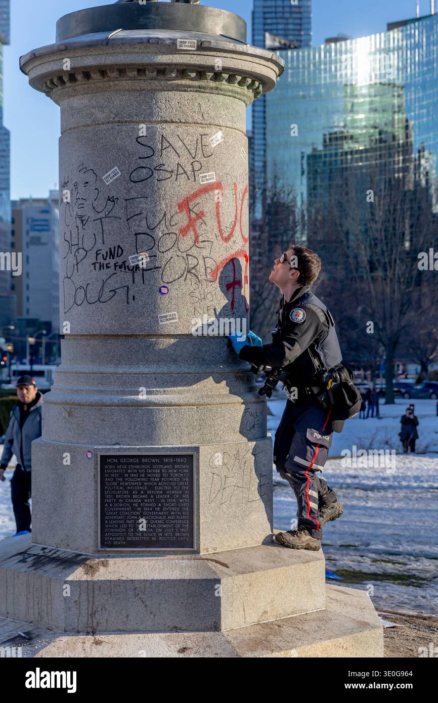 Toronto Canada 4 marzo 2026: La polizia ispeziona la statua dopo che gli studenti hanno deface la statua durante la protesta OSAP Foto Stock