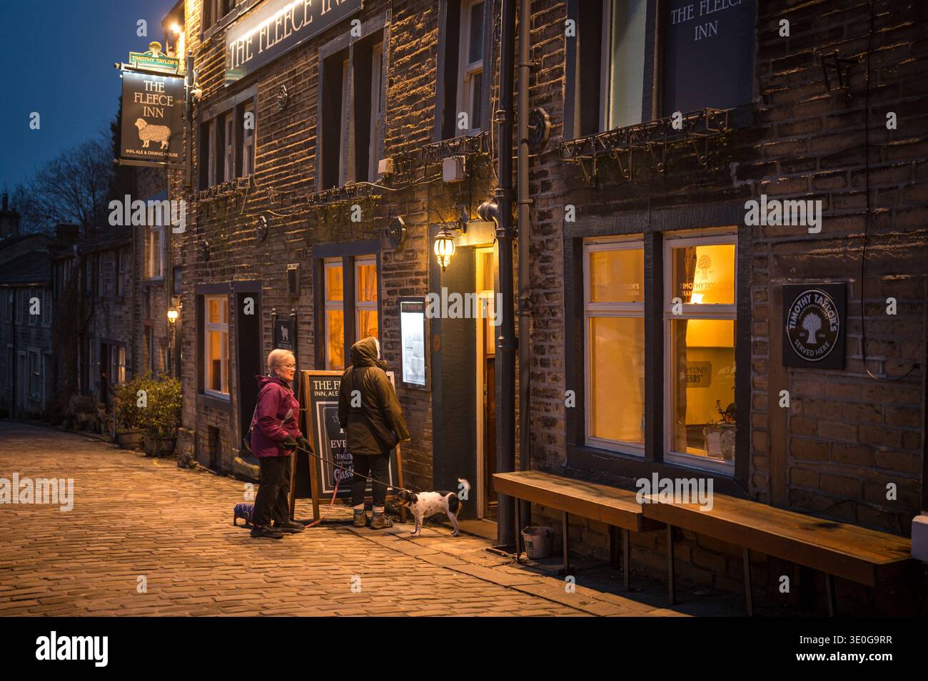 Haworth, West Yorkshire, Regno Unito: Il Fleece Inn di Haworth, conosciuto come Bronte Country, è sempre popolare tra i visitatori. Foto Stock