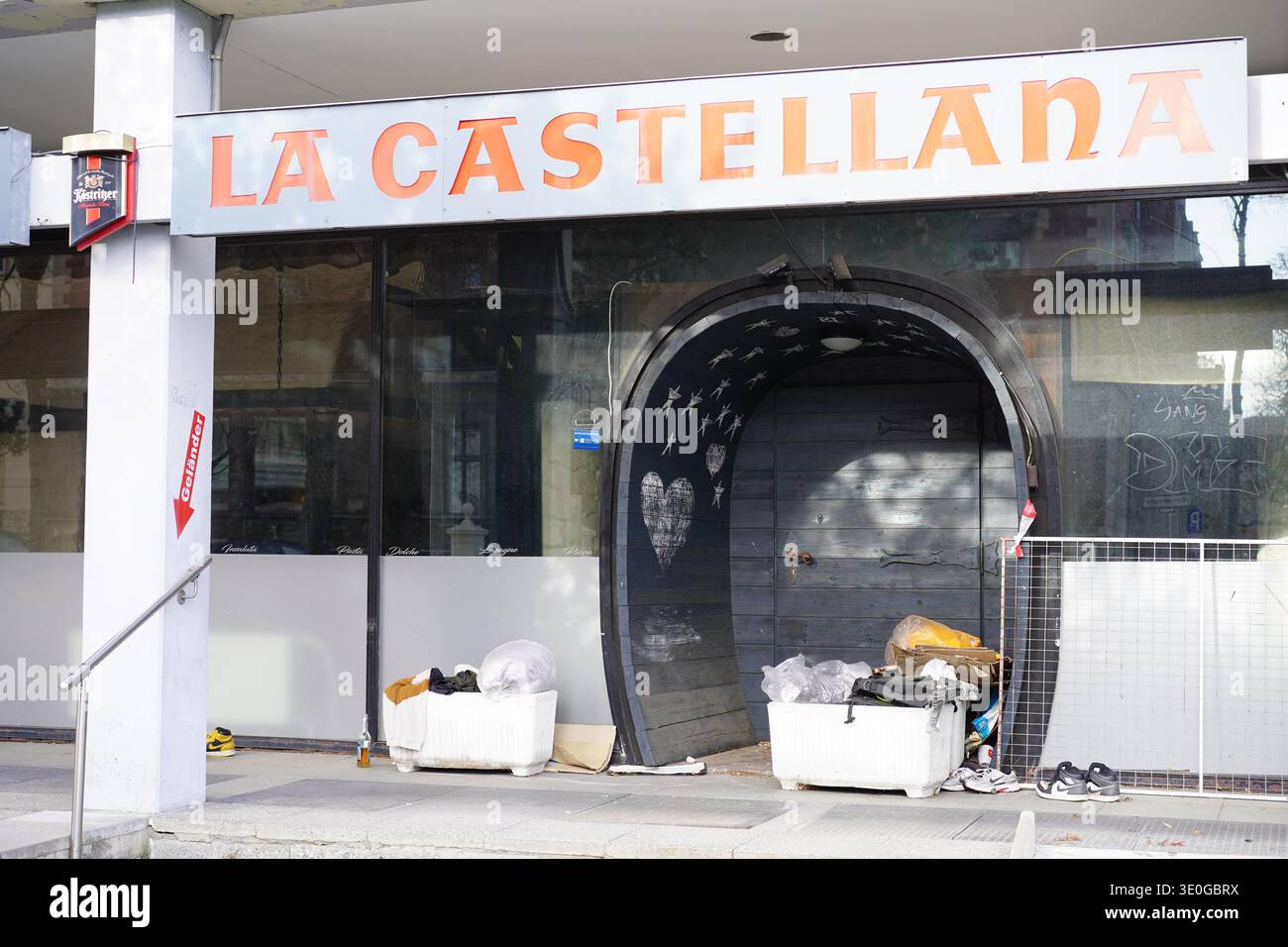 Berlino, Germania - 12 marzo 2026: Spazzatura e oggetti abbandonati di fronte al ristorante chiuso la Castellana a Wrangelstraße, Steglitz. Foto Stock