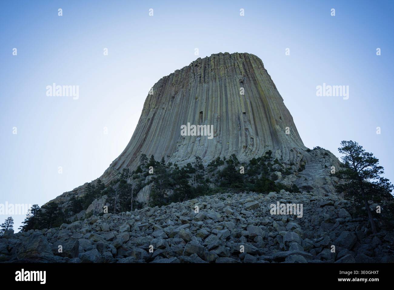 Devils Tower National Monument sotto un cielo azzurro, Wyoming, Stati Uniti Foto Stock