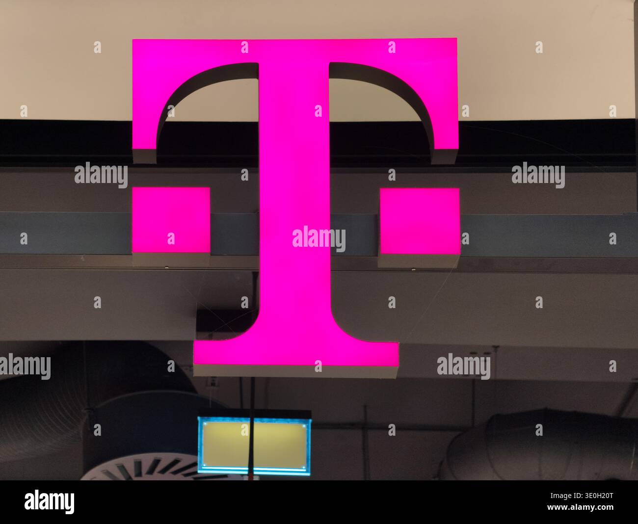 Praga, Repubblica Ceca, 12 marzo 2026 – Vista esterna della segnaletica e del logo del negozio T-Mobile in un centro commerciale. Fotografia editoriale di un negozio al dettaglio Foto Stock