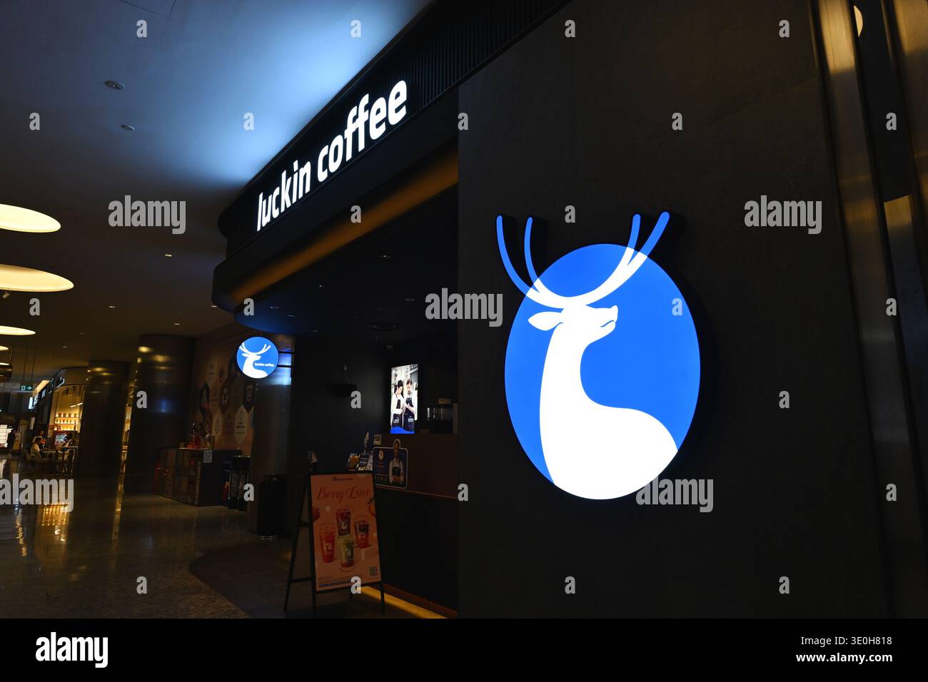 Singapore, 19 febbraio 2026: Moderno caffè Luckin sul fronte e logo illuminato all'interno del centro commerciale Duo Galleria di Singapore. Catena di caffè cinese conosciuta per Foto Stock