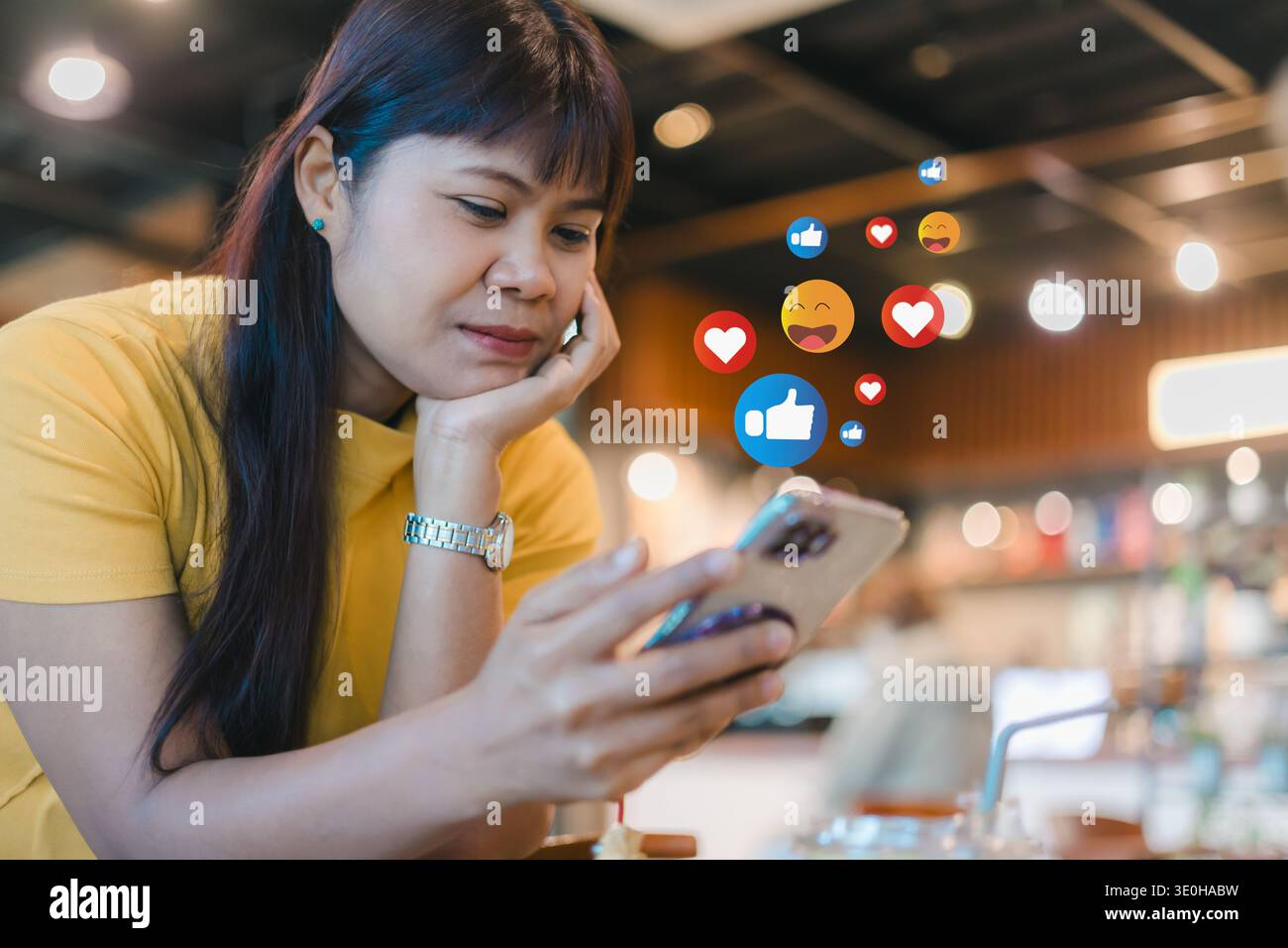 Coinvolgimento dei social media con icone di "mi piace" e "cuore". Marketing digitale e feedback online dei clienti. Influencer che interagisce con i follower sul SM Foto Stock