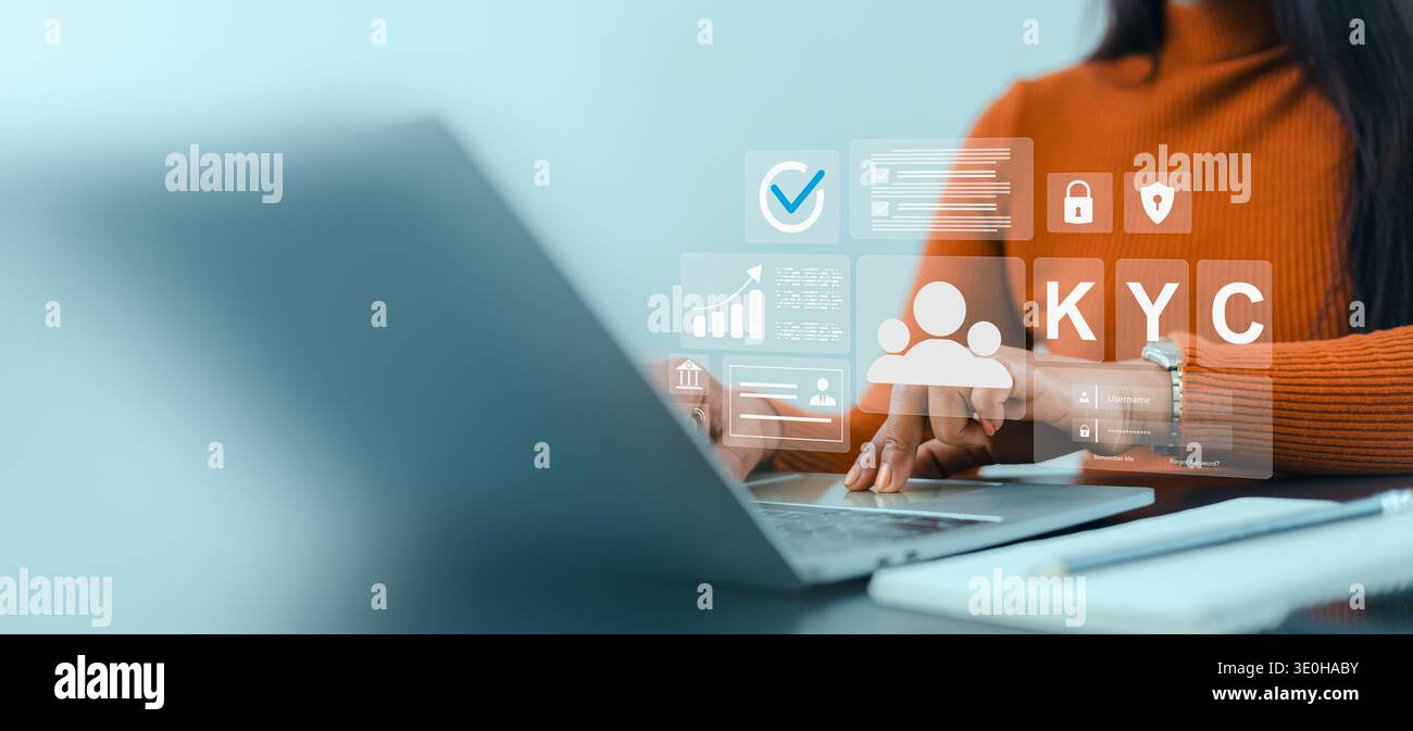Processo di verifica dell'identità digitale KYC. Sicurezza informatica e protezione della privacy dei dati. Verifica dell'identità remota per l'azienda. Donna d'affari che usa Foto Stock