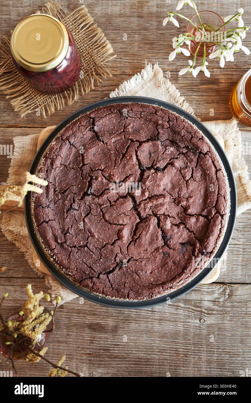 Torta vegana fatta in casa ricca di proteine senza glutine con fagioli rossi, fiocchi d'avena, cacao e cioccolato, vista vop Foto Stock