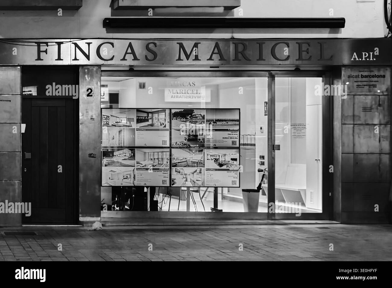 Sitges. Spagna - 12 marzo 2026: Vetrina immobiliare di Fincas Maricel con elenchi di alloggi digitali e display di marketing immobiliare nel centro Foto Stock