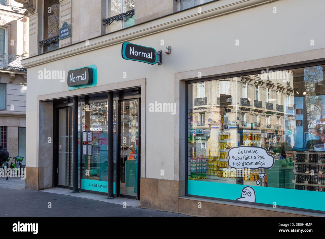 Vista esterna di un negozio Normal a Parigi, Francia. Normal è una catena europea di negozi con sede in Danimarca Foto Stock