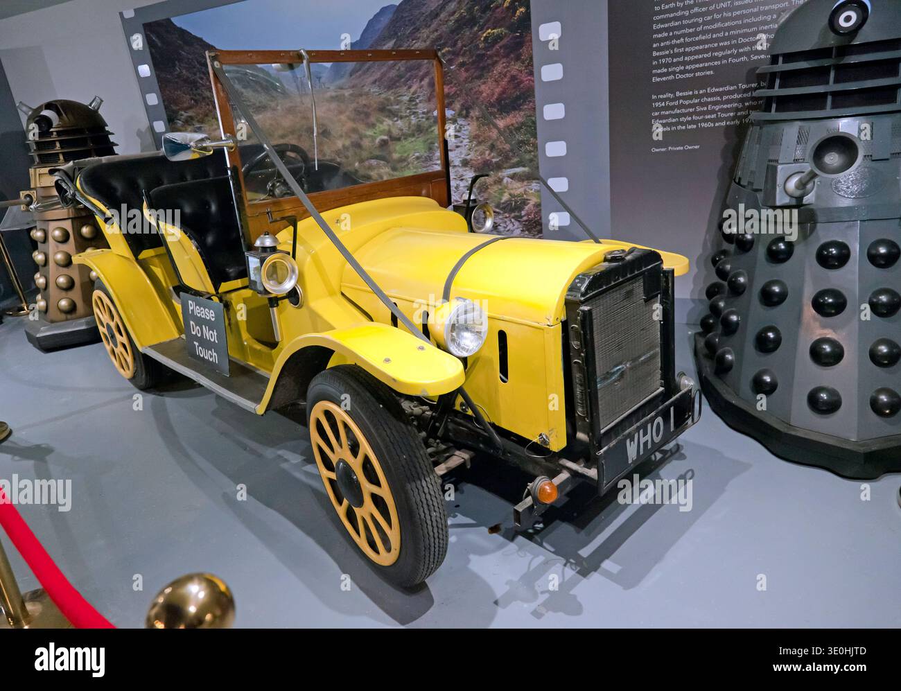 Vista frontale di tre quarti di "Bessie", un turista edoardiano a 4 posti, in dono al dottor Who (Jon Pertwee, il terzo Dottore), del brigadiere Lethbridge Stewart, in mostra al National Motor Museum, Beaulieu, New Forest, Hampshire, Regno Unito Foto Stock