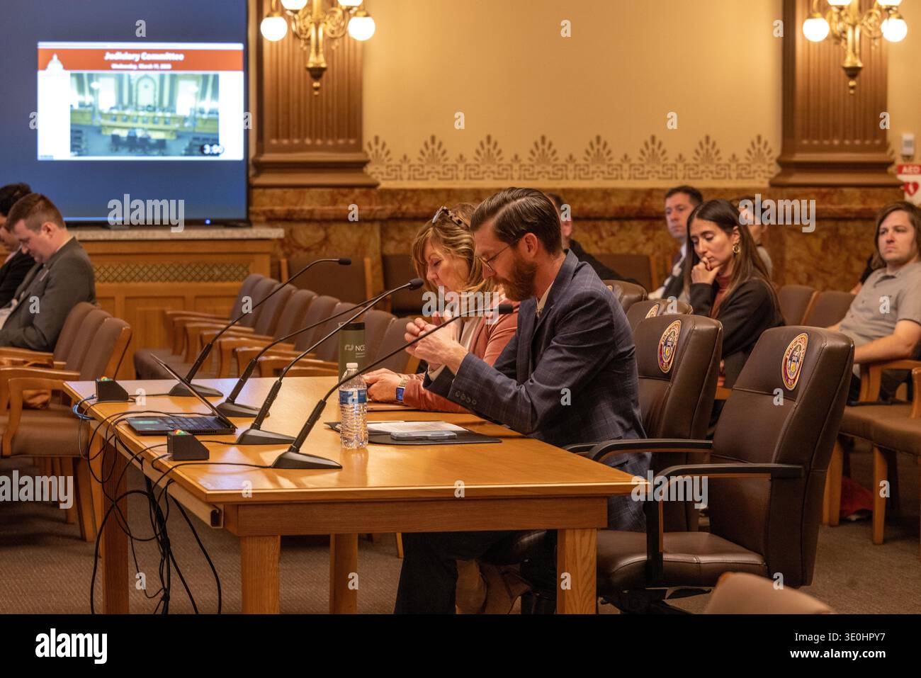 Denver, Colorado, USA - 3 marzo 2026: Il senatore dello stato del Colorado Nick Hinrichsen parla mentre è seduto accanto alla senatrice Lisa Cutter durante le Foto Stock