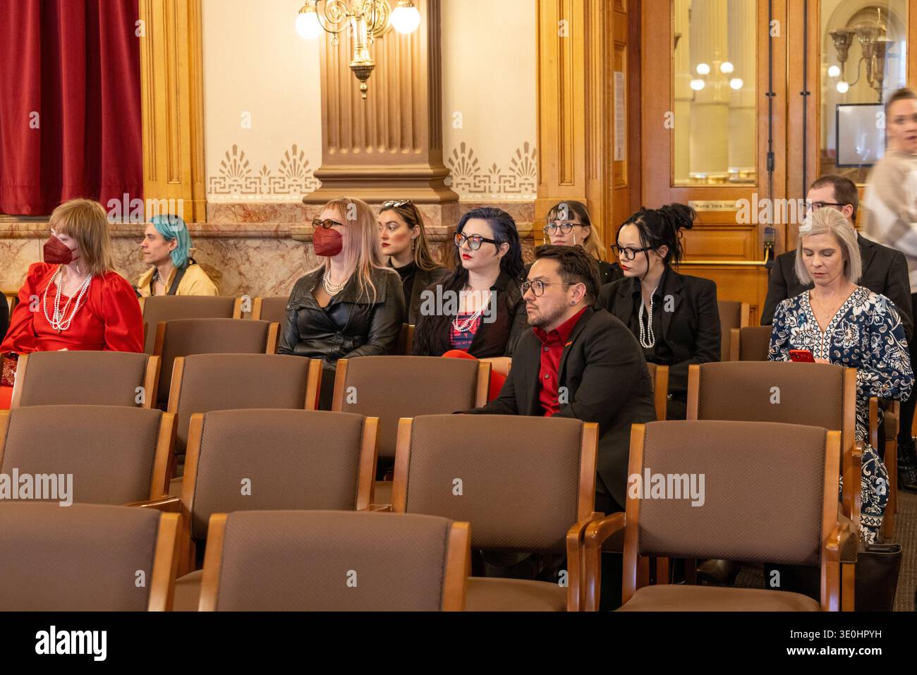 Denver, Colorado, USA - 3 marzo 2026: I membri del pubblico siedono nella galleria della camera del Senato del Colorado ascoltando i procedimenti legislativi al Foto Stock