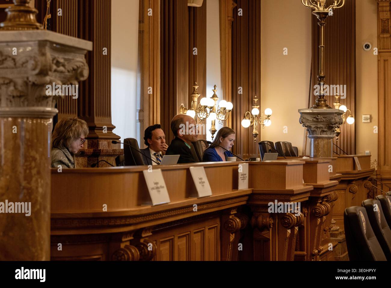 Denver, Colorado, USA - 3 marzo 2026: Michael Weissman (presidente del centro) ascolta i colleghi legislatori durante i lavori del Senato del Colorado a t Foto Stock
