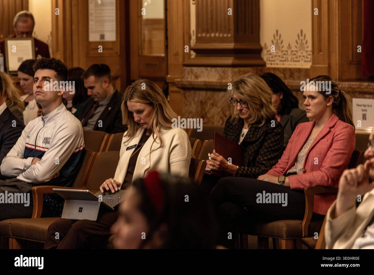 Denver, Colorado, USA - 3 marzo 2026: I membri del pubblico siedono nella galleria della camera del Senato del Colorado ascoltando i procedimenti legislativi al Foto Stock