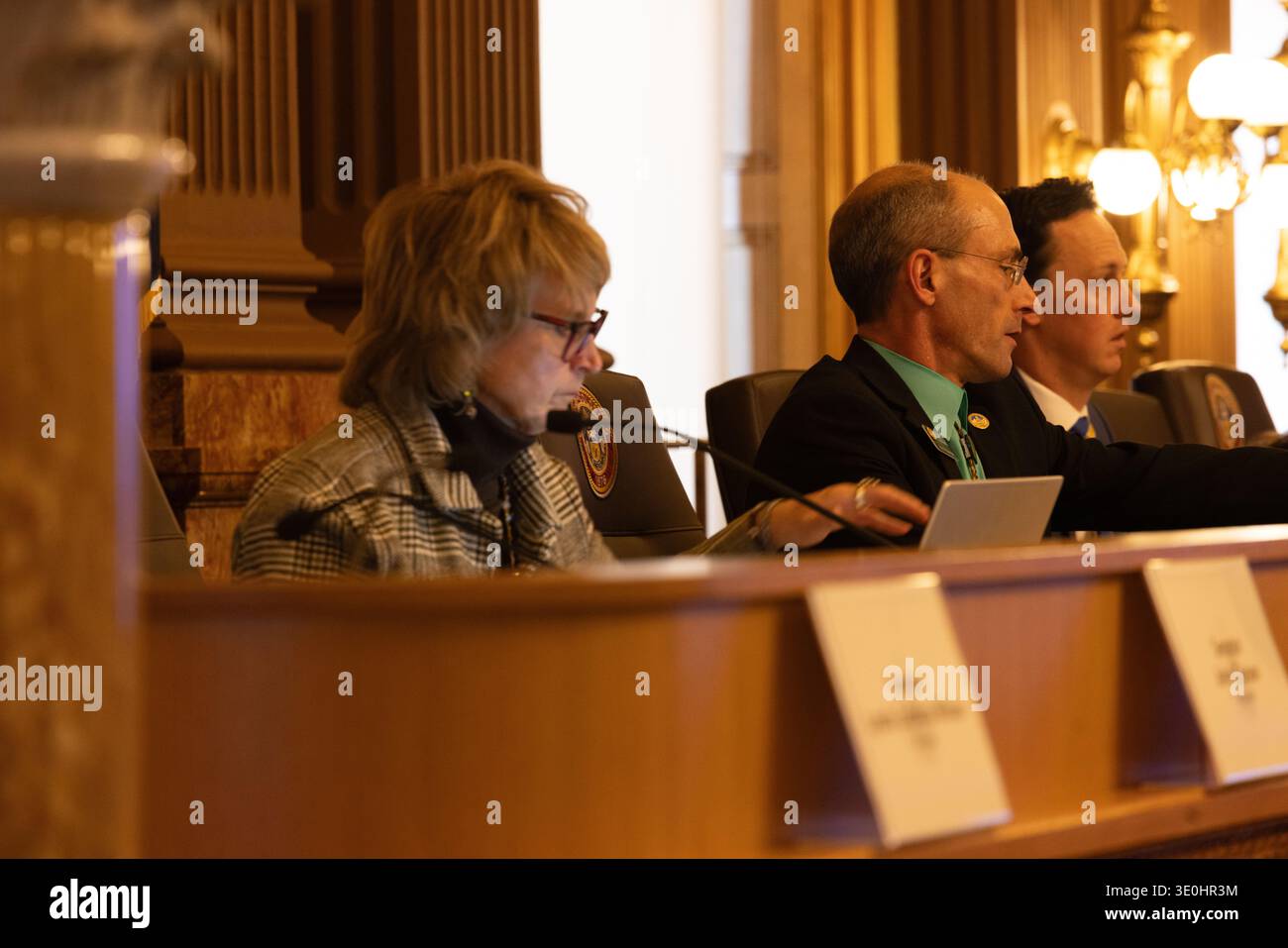 Denver, Colorado, USA - 3 marzo 2026: Michael Weissman (centro) parla con altri legislatori durante i lavori del Senato del Colorado al Colorad Foto Stock