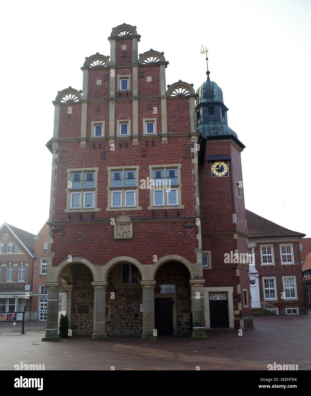 Meppen, Germania - 8 marzo 2026 il municipio storico è stato costruito nel 1408 a seguito di eventi erratici glaciali. È stato innalzato nel 1605. Per aumentare lo spazio di un'apertura Foto Stock