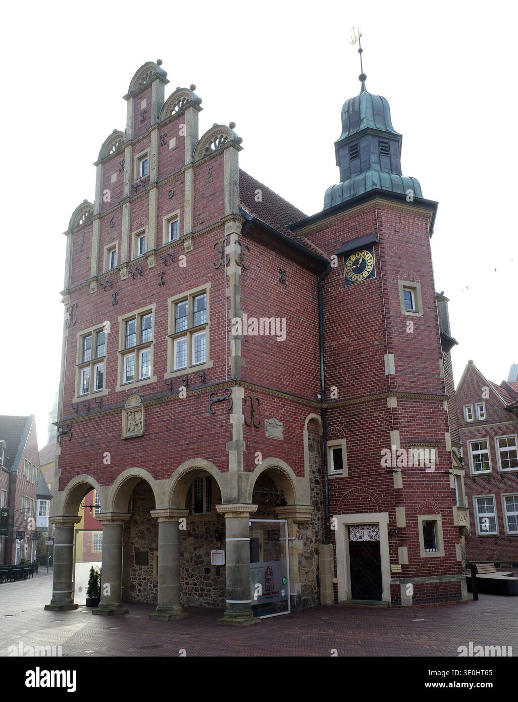 Meppen, Germania - 8 marzo 2026 il municipio storico è stato costruito nel 1408 a seguito di eventi erratici glaciali. Nel 1605, è stato esteso di due piani. Per aumentare Foto Stock