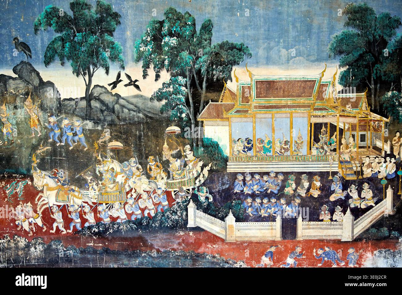 Il murale mostra una battaglia tra figure mitiche e un gruppo di persone in un tempio in Cambogia. La scena include cavalli e natura. Foto Stock
