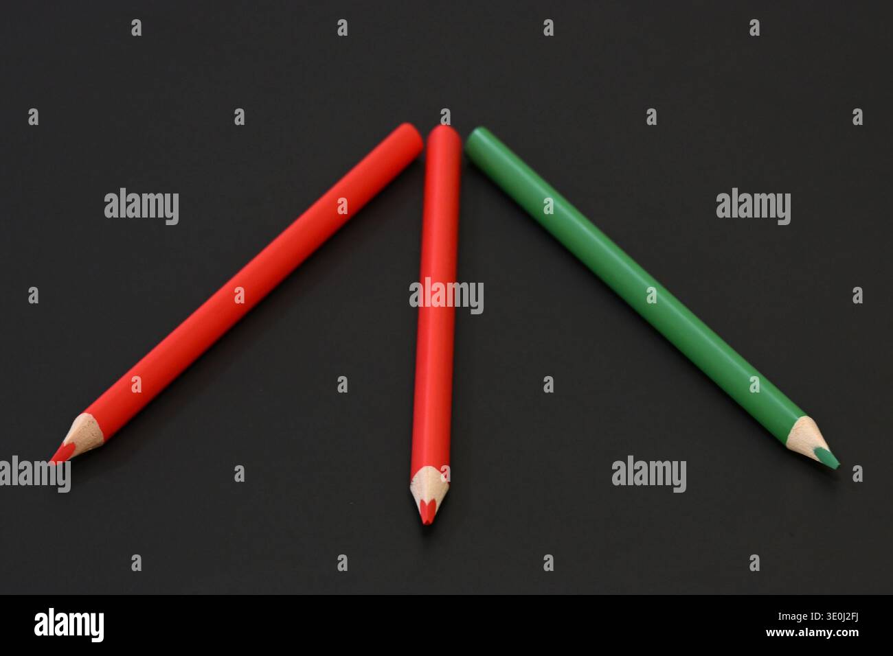 SYMBOL - 11 marzo 2026, Assia, Francoforte sul meno: Due pastelli rossi e uno verde sono stesi su un tavolo. La foto simboleggia una coalizione rosso-rosso-verde. Foto: Michael Brandt/dpa Foto Stock