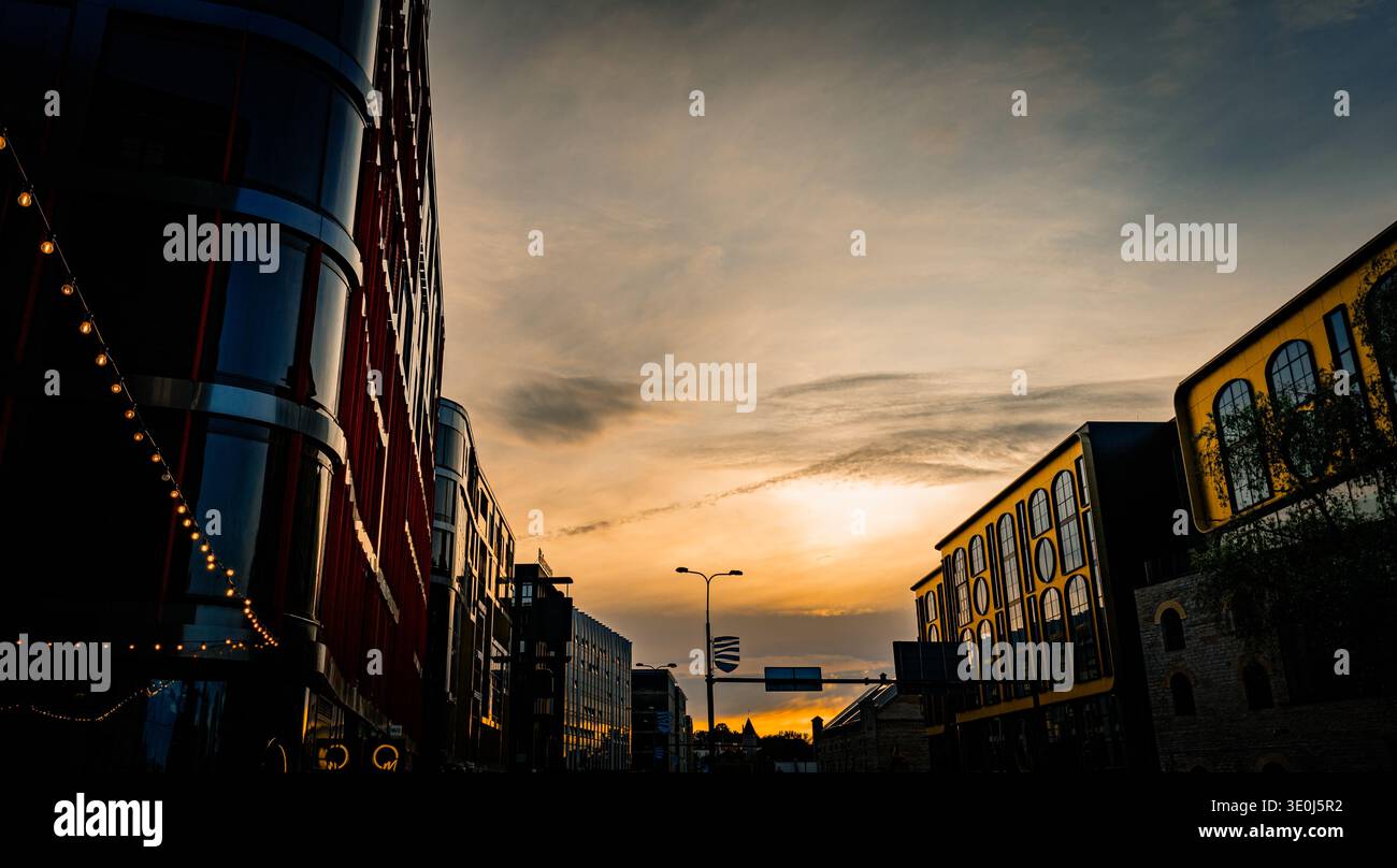 'Architettura moderna a Tallinn: Facciata geometrica astratta di un edificio contemporaneo' Foto Stock