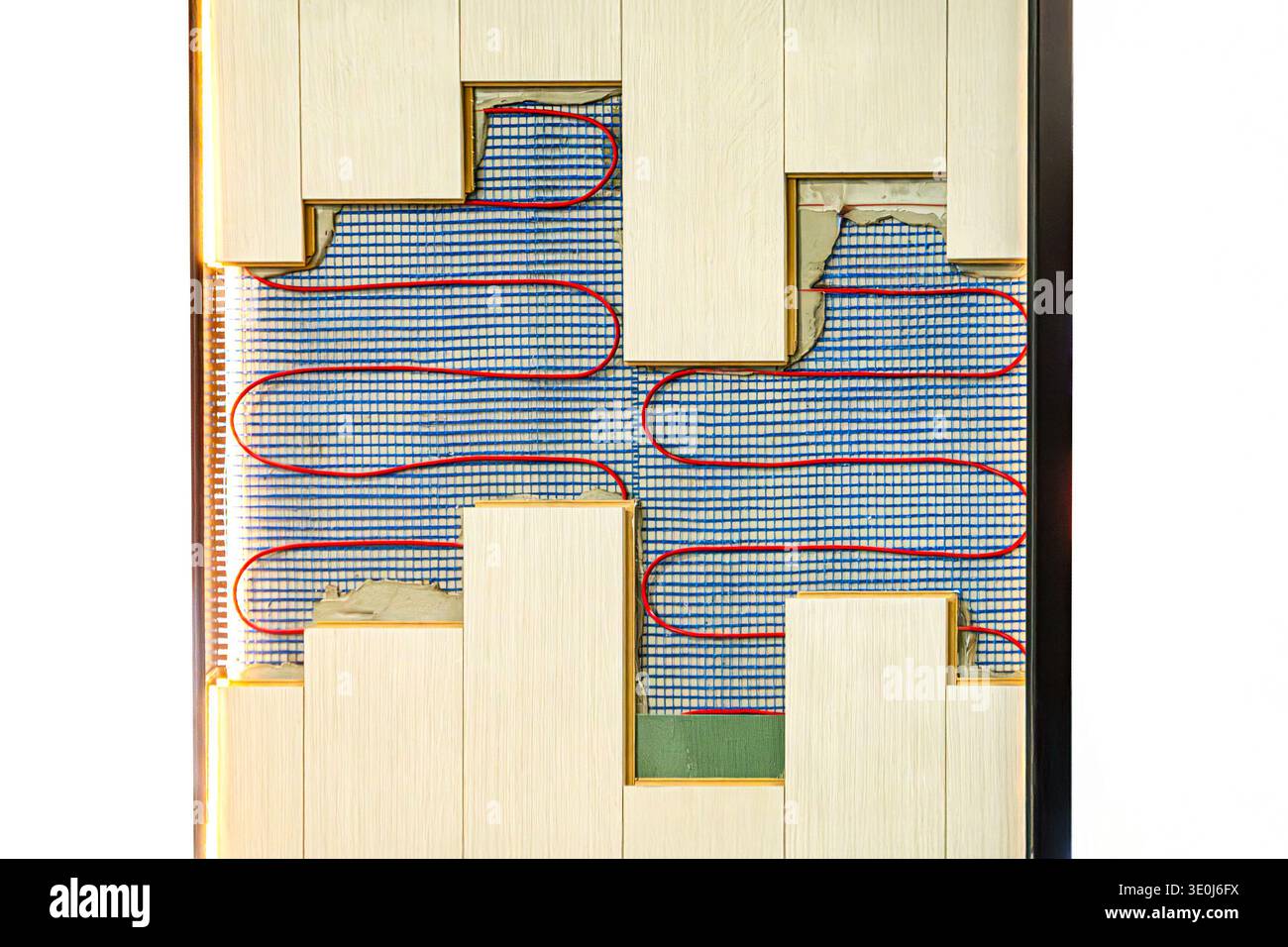 La vista ravvicinata di una superficie con rettangoli blu verticali e rettangoli rossi variano per dimensioni e forma, sovrapponendo scoiattoli organici Foto Stock