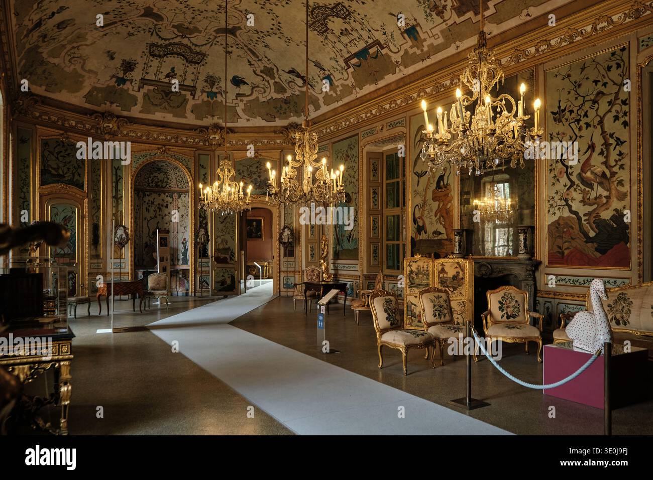 Facciata esterna: L'imponente facciata del Palazzo Stupinigi mostra il suo splendore architettonico, con un design simmetrico e un grande Do centrale Foto Stock