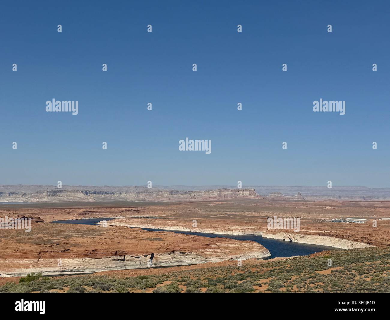 Ampio panorama nel deserto con mesa e formazioni rocciose sotto il cielo azzurro del sud-ovest americano, Utah, Stati Uniti. - Immagine stock catturata con smartphone