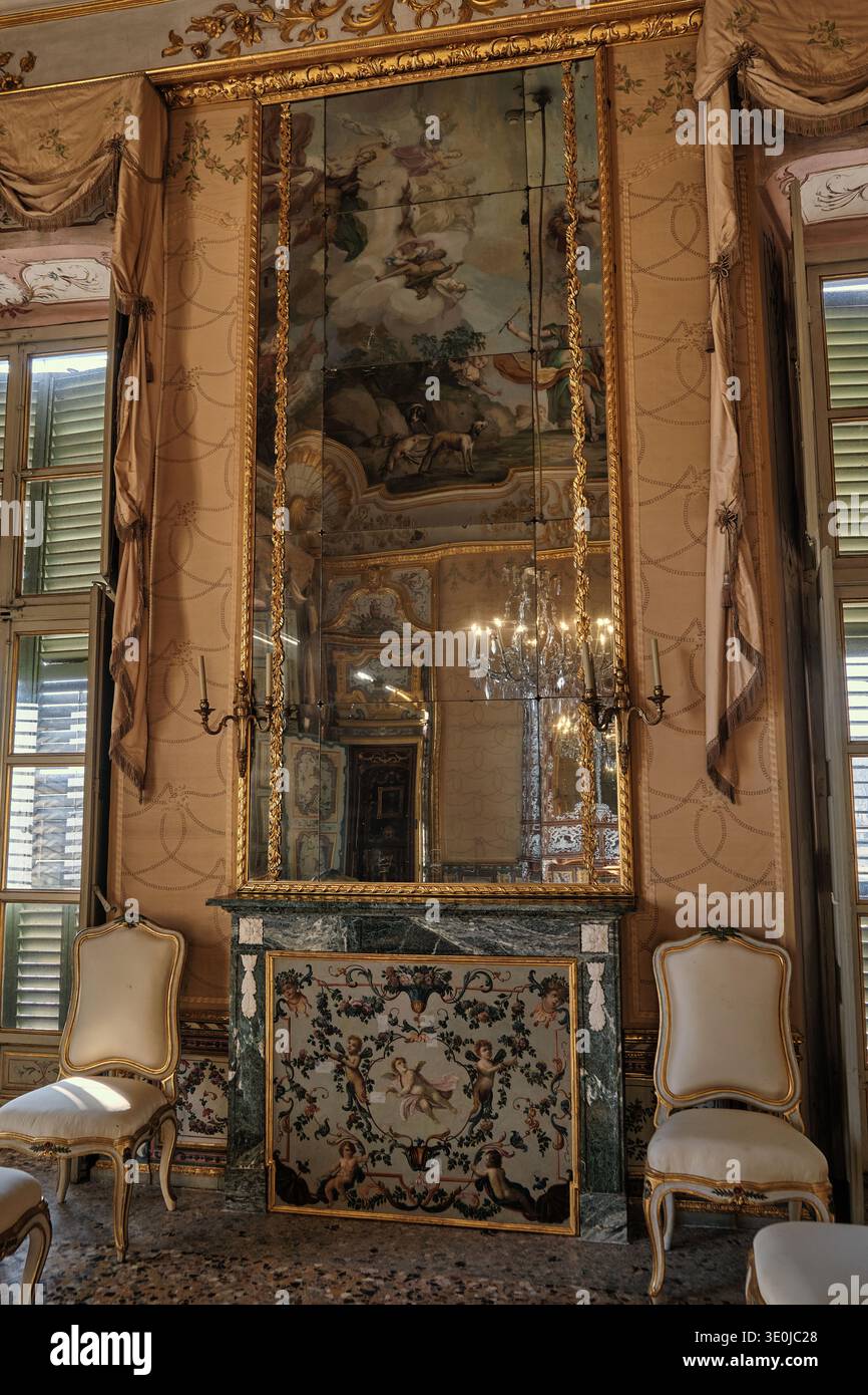 Interni interni: La grande sala vanta un elegante stile barocco, con i suoi alti soffitti, magnifici lampadari e pareti affrescate. L'interazione o Foto Stock