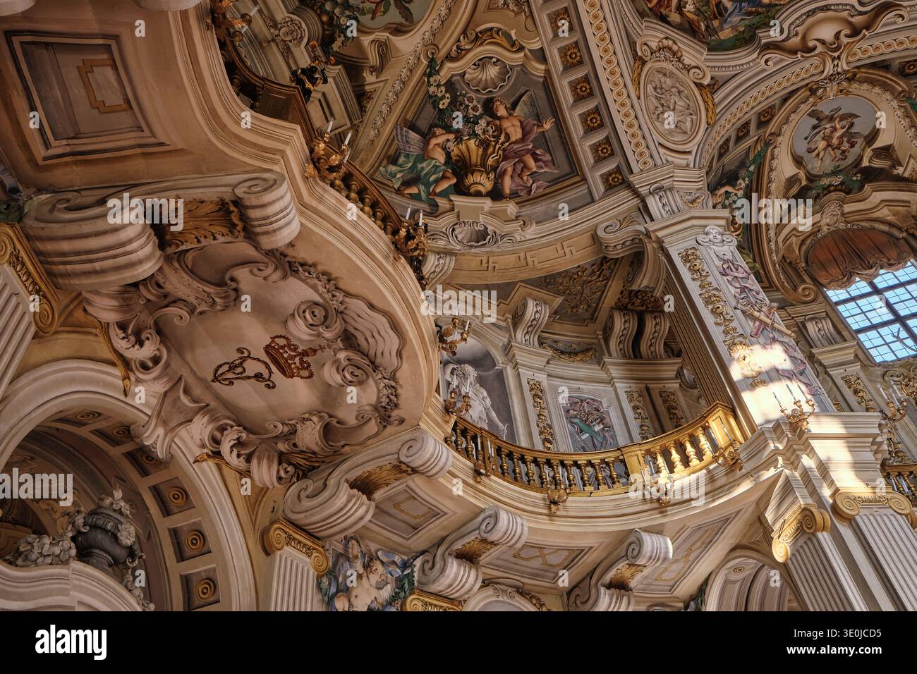 Interni interni: La grande sala vanta un elegante stile barocco, con i suoi alti soffitti, magnifici lampadari e pareti affrescate. L'interazione o Foto Stock