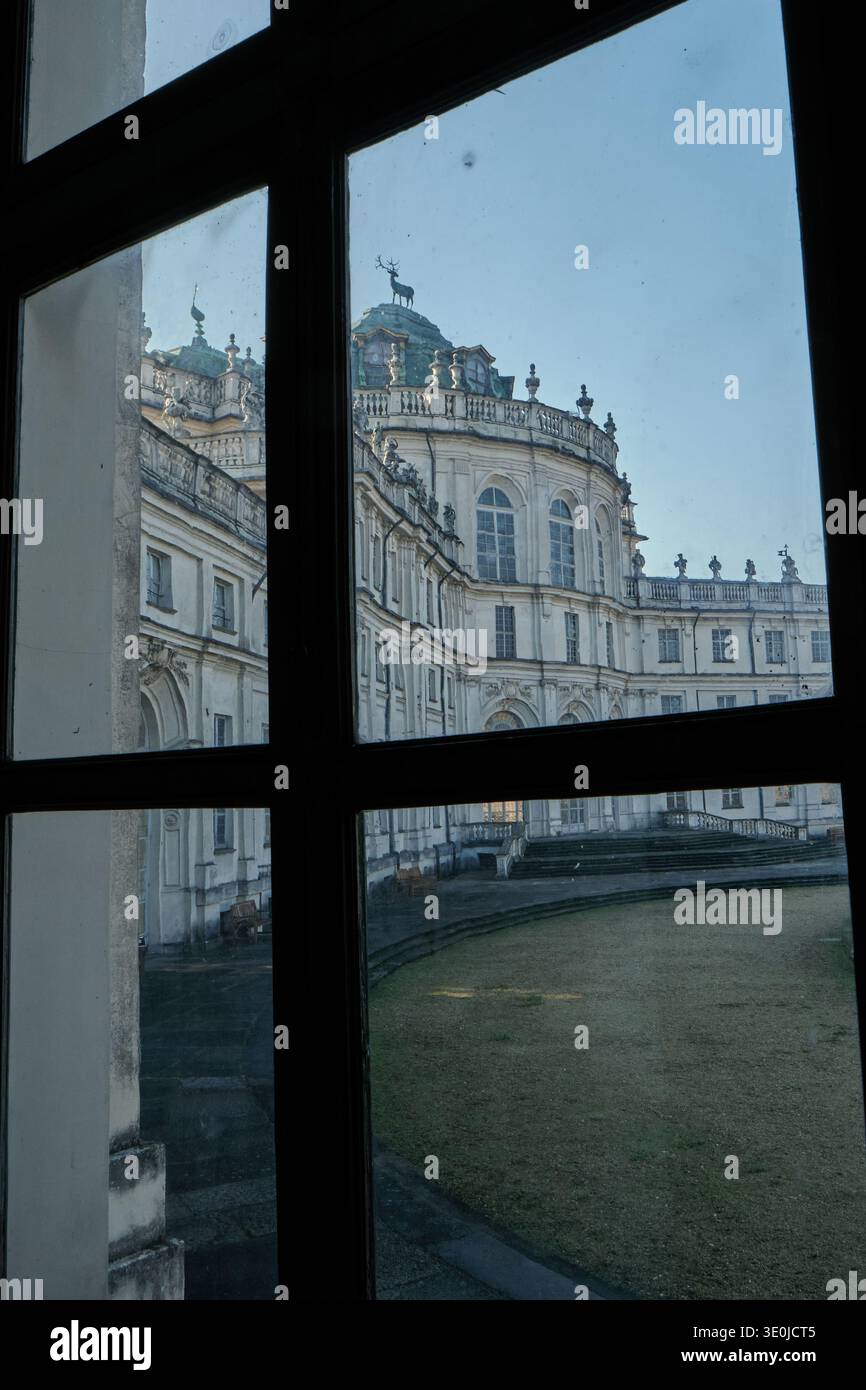 Facciata esterna: L'imponente facciata del Palazzo Stupinigi mostra il suo splendore architettonico, con un design simmetrico e un grande Do centrale Foto Stock