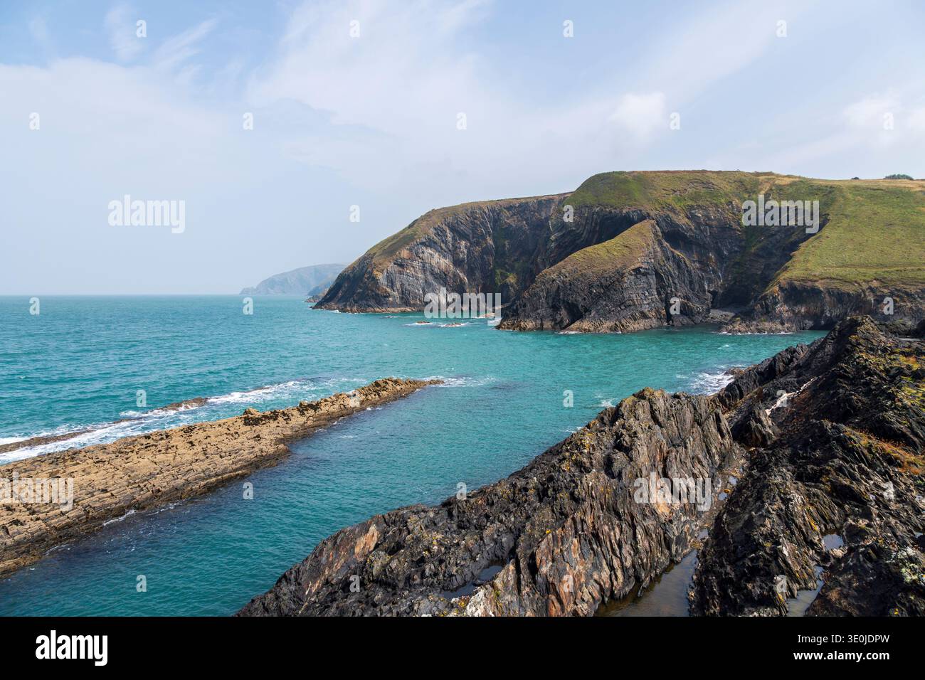 Guardando attraverso la baia di Ceibwr la spettacolare geologia che ha formato le scogliere marine in questa parte del Pembrokeshire settentrionale. l'area fa parte di th Foto Stock