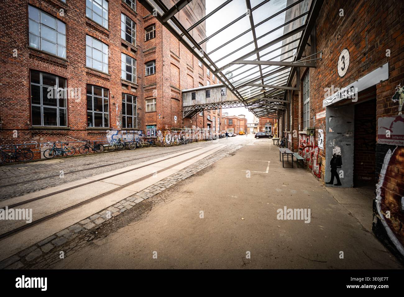Leipzig Baumwollspinnerei cortile industriale con rotaie e graffiti, studi di artisti a Plagwitz in Germania Foto Stock