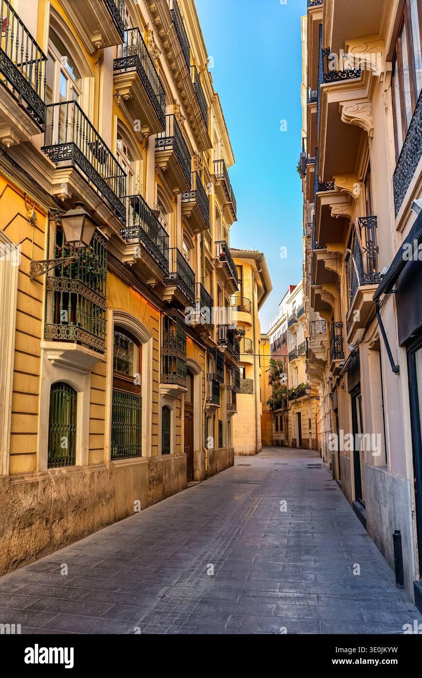 Strada stretta con vecchi edifici nel centro della monumentale città di Valencia, Spagna. Foto Stock