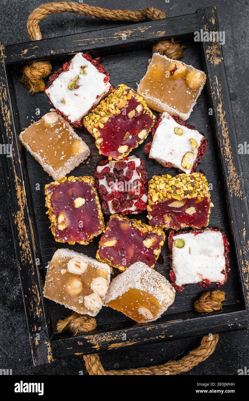 Assortimento di delizie turche colorate con pistacchio nocciole e cocco. Vista dall'alto del dessert gourmet in gelatina. Foto Stock
