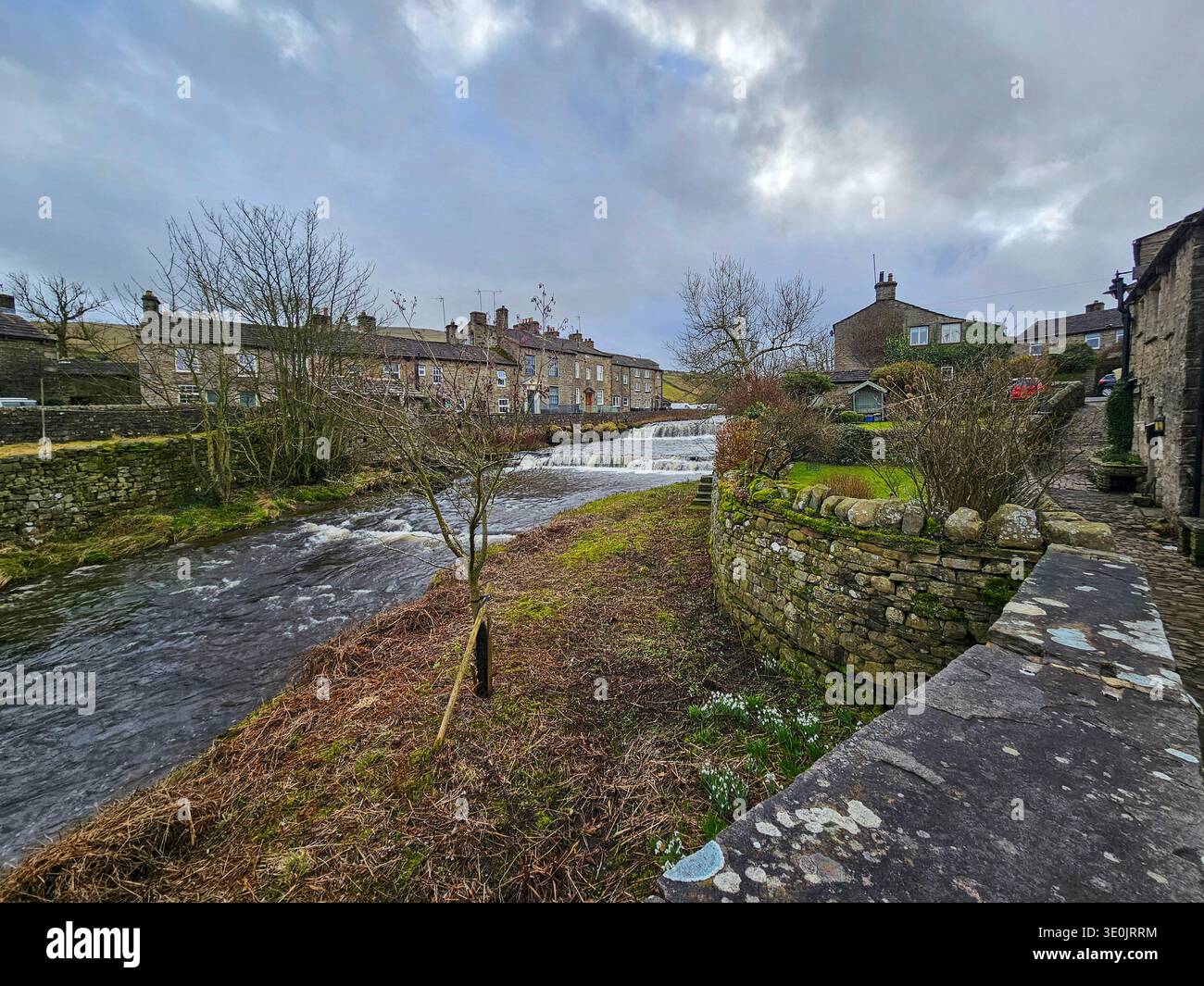 Gayle Beck, Wensleydale, North Yorkshire. Cascate a gradini sul rapido Gayle Beck nel tardo inverno. Foto Stock