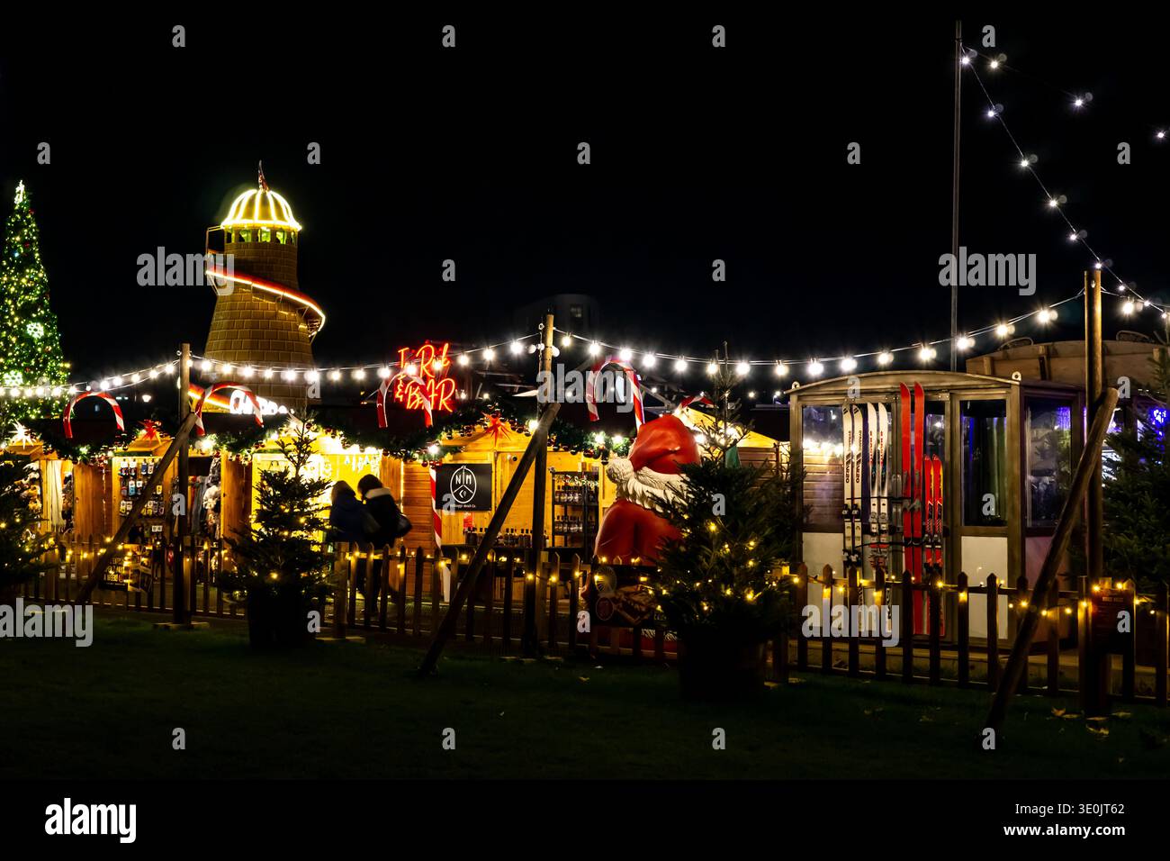 La Fiera di Natale di Cambridge di notte con luci festive e bancarelle Foto Stock