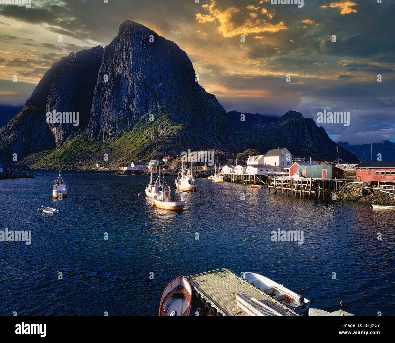 NO - ISOLE NORDLAND/LOFOTEN: Villaggio di Hamnøy lungo Vestfjorden, il porto di pesca più antico e pittoresco delle isole Lofoten, Norvegia Foto Stock