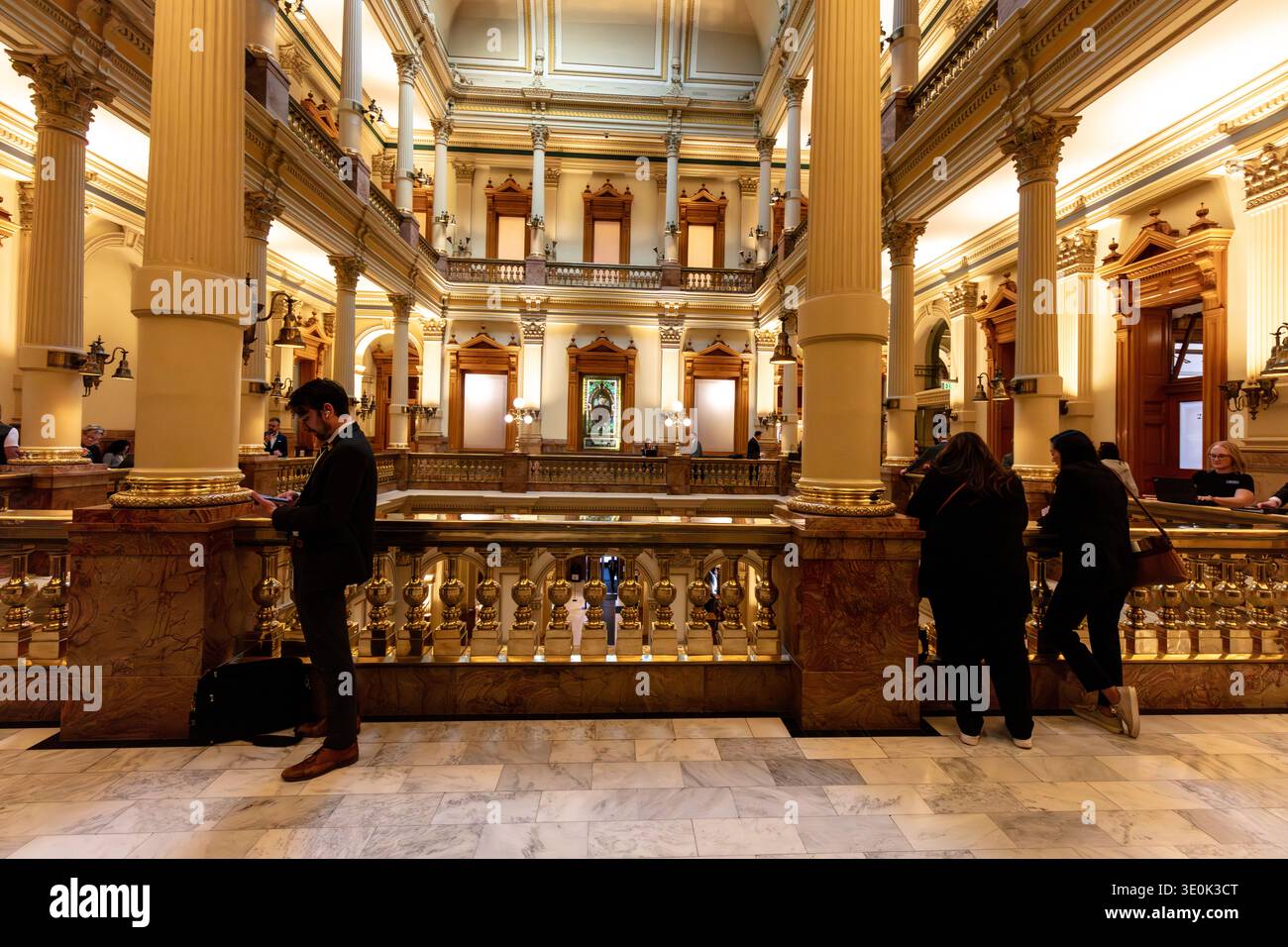 Denver, Colorado, Stati Uniti - 3 marzo 2026: Le persone camminano lungo il corridoio del terzo piano che si affaccia sulla rotonda all'interno dello storico Campidoglio del Colorado Foto Stock