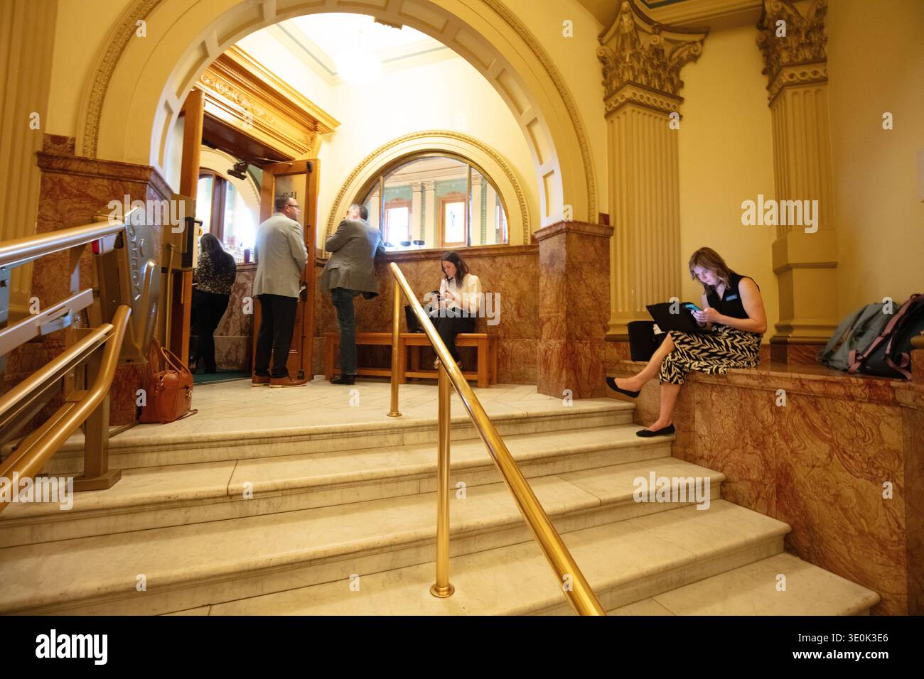Denver, Colorado, Stati Uniti - 3 marzo 2026: Le persone camminano lungo il corridoio del terzo piano che si affaccia sulla rotonda all'interno dello storico Campidoglio del Colorado Foto Stock