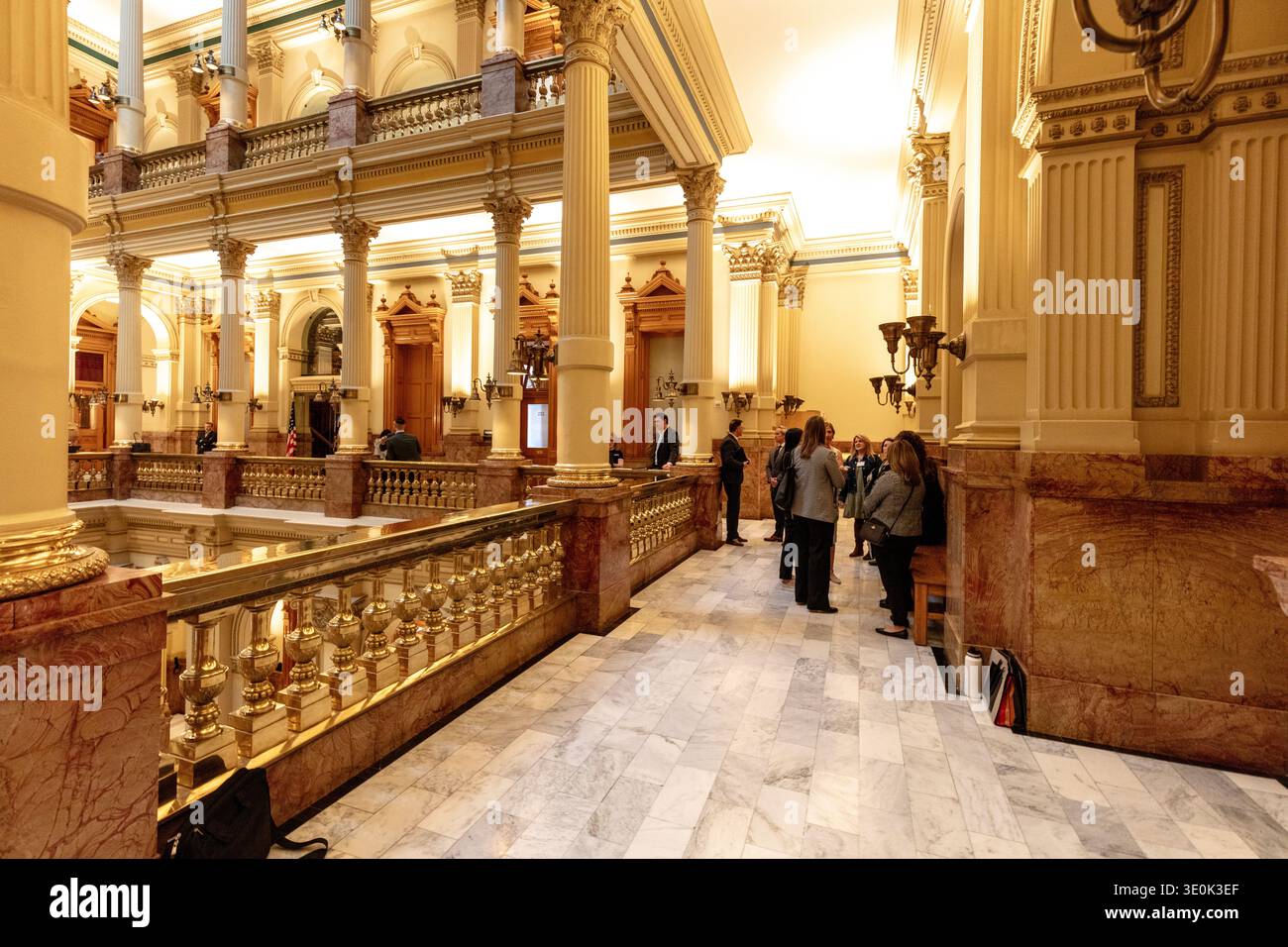 Denver, Colorado, Stati Uniti - 3 marzo 2026: Le persone camminano lungo il corridoio del terzo piano che si affaccia sulla rotonda all'interno dello storico Campidoglio del Colorado Foto Stock