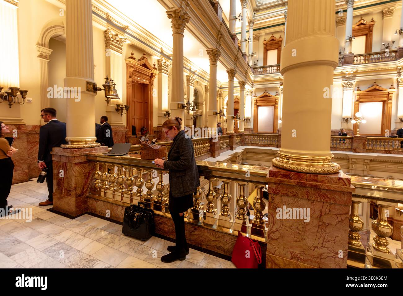 Denver, Colorado, Stati Uniti - 3 marzo 2026: Le persone camminano lungo il corridoio del terzo piano che si affaccia sulla rotonda all'interno dello storico Campidoglio del Colorado Foto Stock