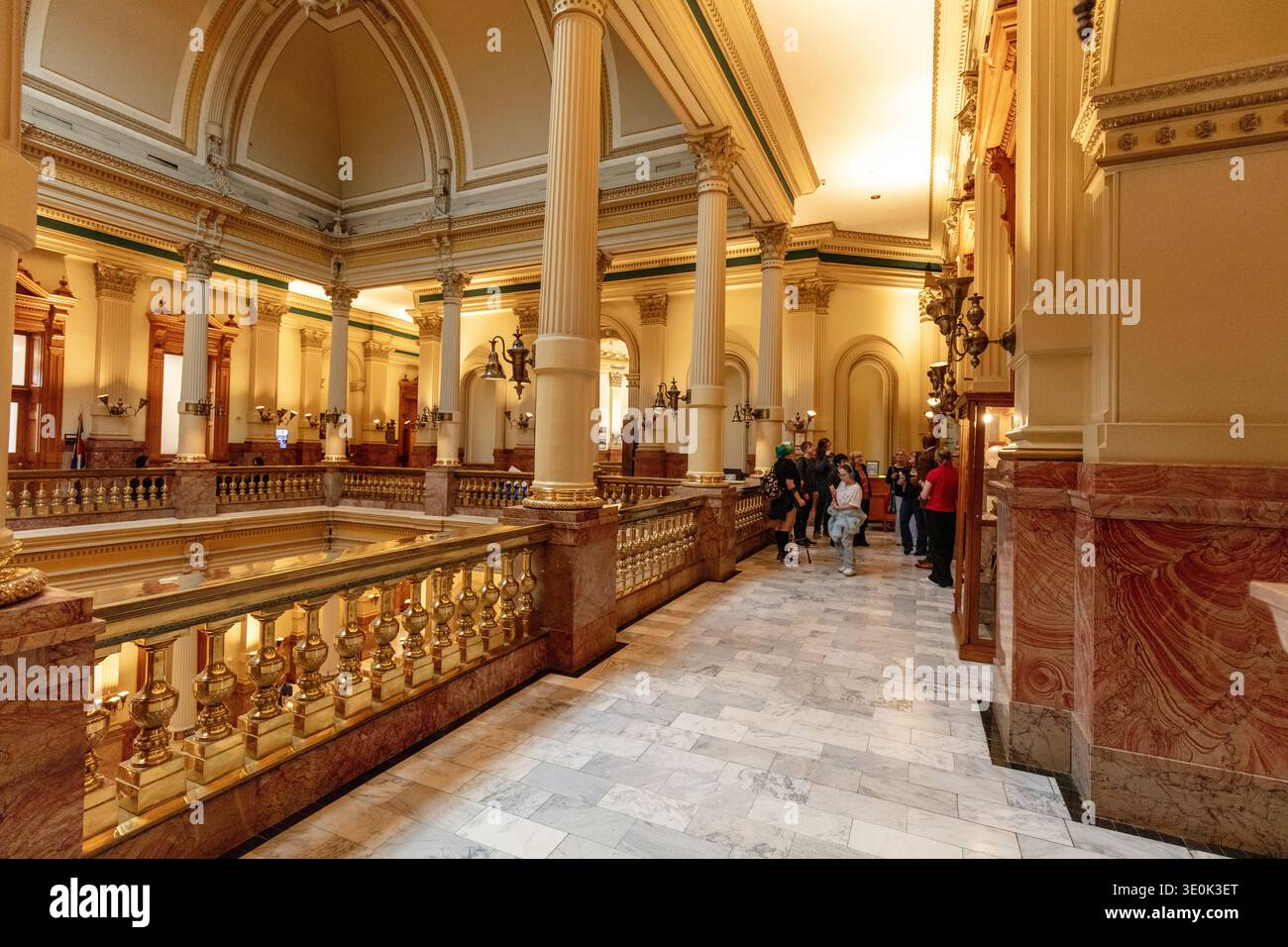 Denver, Colorado, Stati Uniti - 3 marzo 2026: Le persone camminano lungo il corridoio del terzo piano che si affaccia sulla rotonda all'interno dello storico Campidoglio del Colorado Foto Stock
