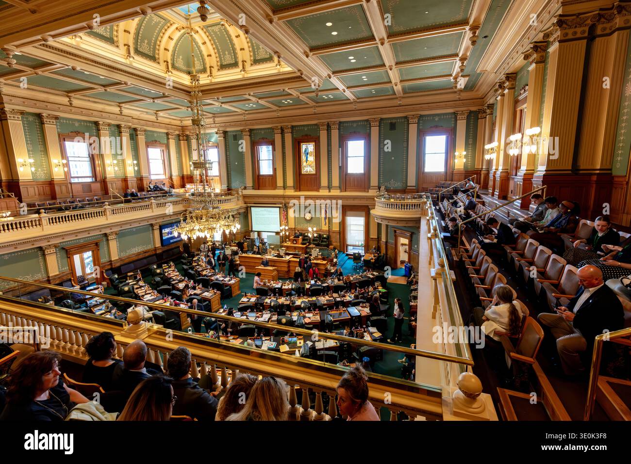 Denver, Colorado, USA - 3 marzo 2026: I visitatori siedono nella galleria pubblica che si affaccia sul pavimento della camera dei rappresentanti del Colorado come legislatori Foto Stock
