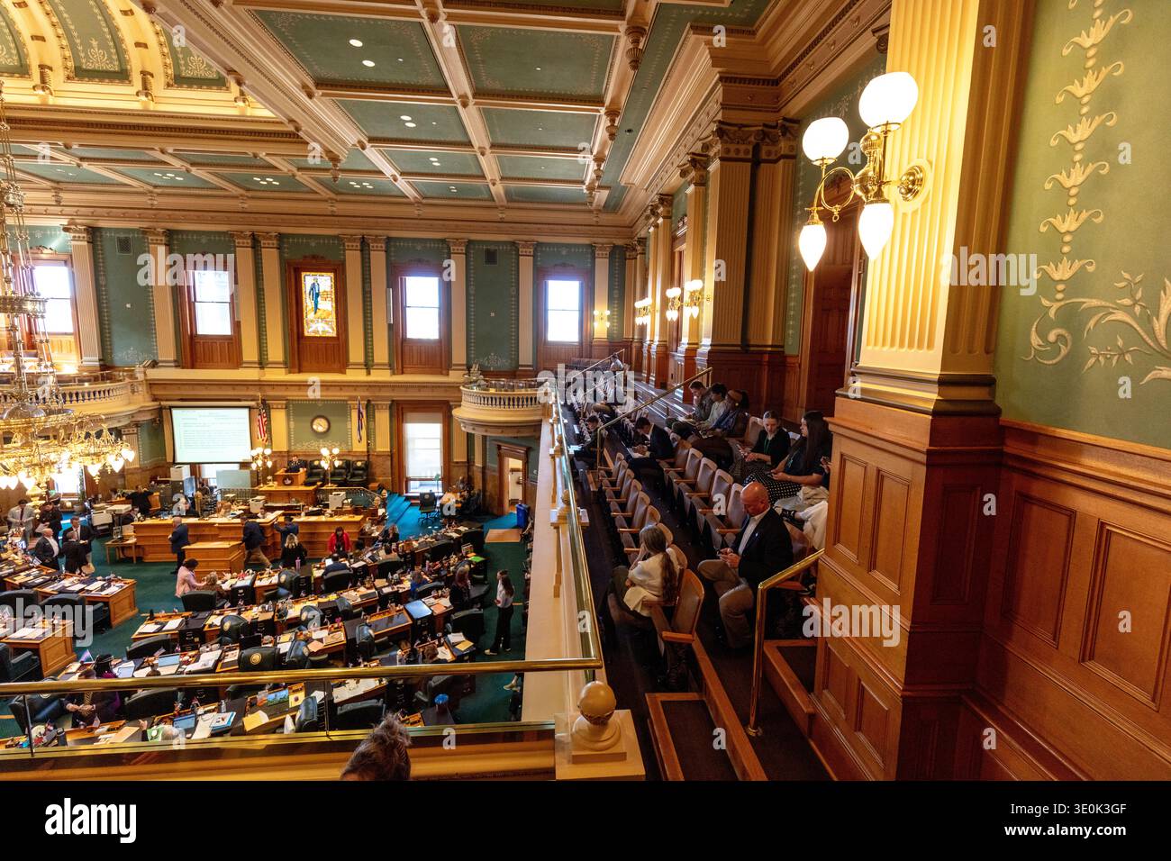 Denver, Colorado, USA - 3 marzo 2026: I visitatori siedono nella galleria pubblica che si affaccia sul pavimento della camera dei rappresentanti del Colorado come legislatori Foto Stock
