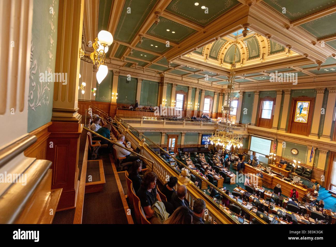 Denver, Colorado, USA - 3 marzo 2026: I visitatori siedono nella galleria pubblica che si affaccia sul pavimento della camera dei rappresentanti del Colorado come legislatori Foto Stock