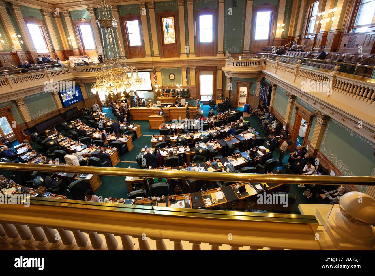 Denver, Colorado, Stati Uniti d'America - marzo 2026: I membri della camera dei rappresentanti del Colorado si riuniscono nella camera della camera del Campidoglio del Colorado durante il mese Foto Stock