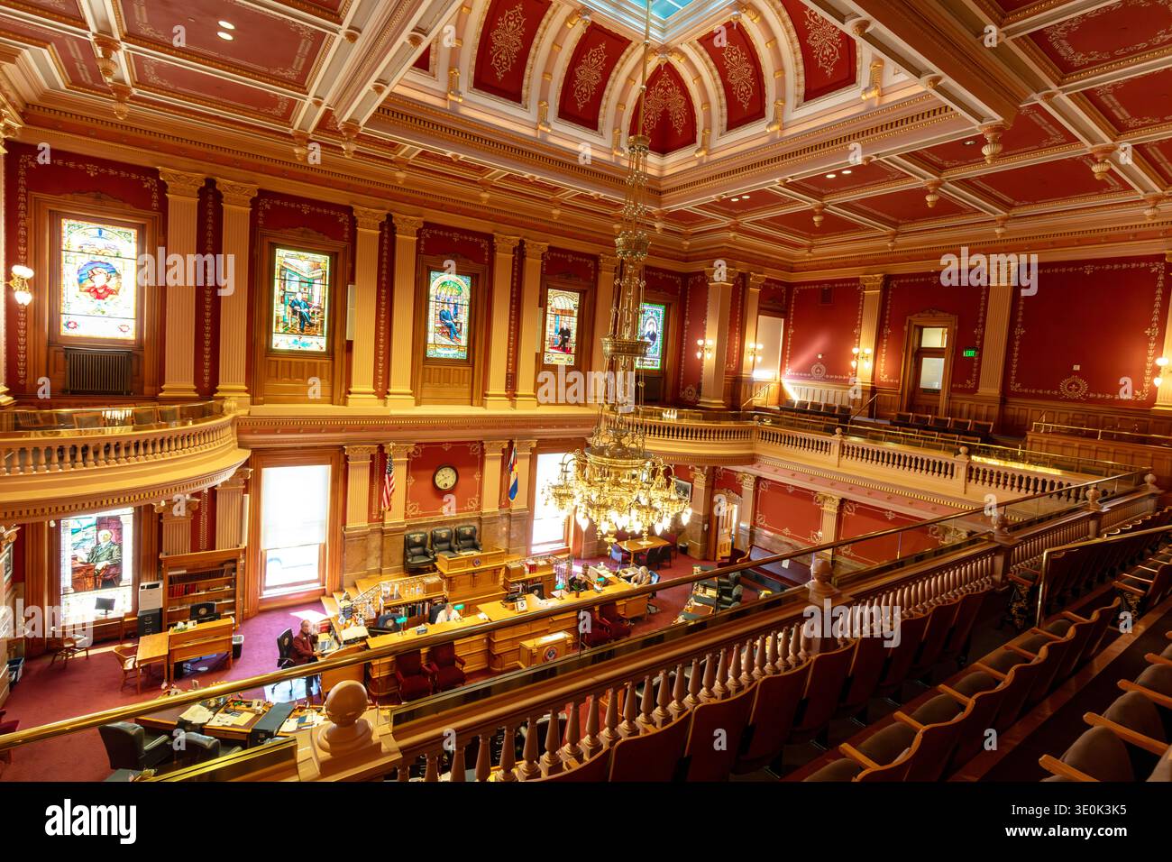 Denver, Colorado, Stati Uniti d'America - marzo 2026: La camera del Senato del Colorado si trova per lo più vuota all'interno del Campidoglio dello Stato del Colorado come un piccolo numero di membri del personale Foto Stock
